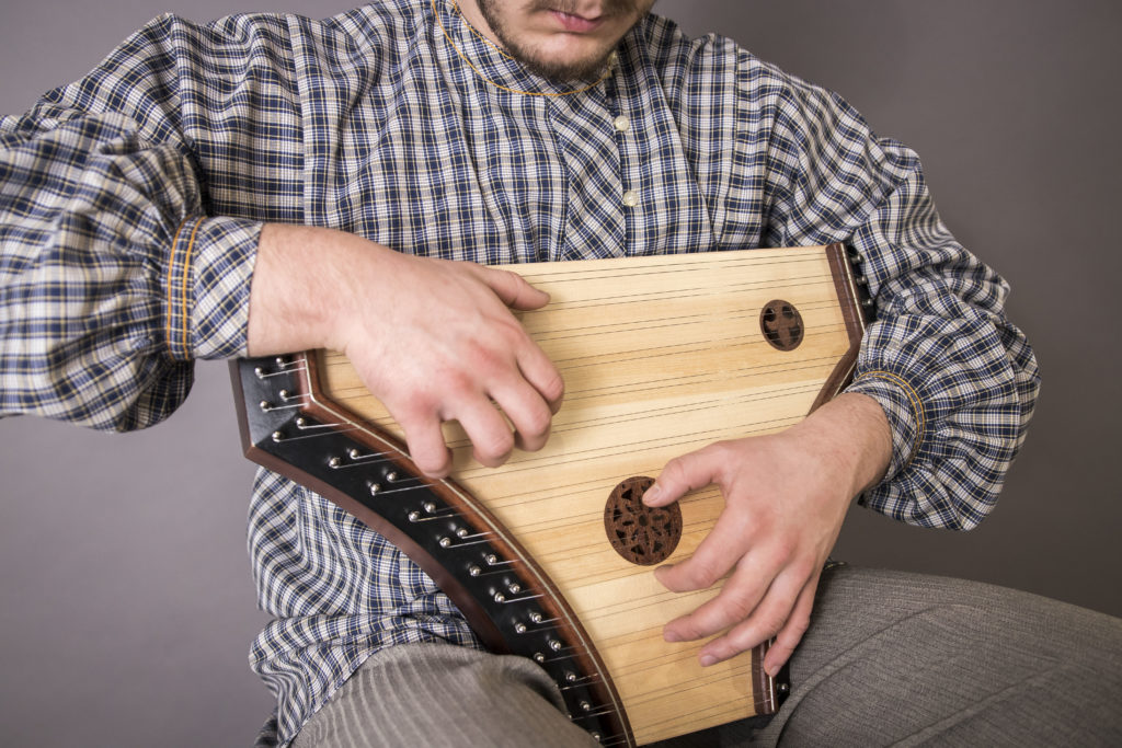 Plucked psaltery pig snout