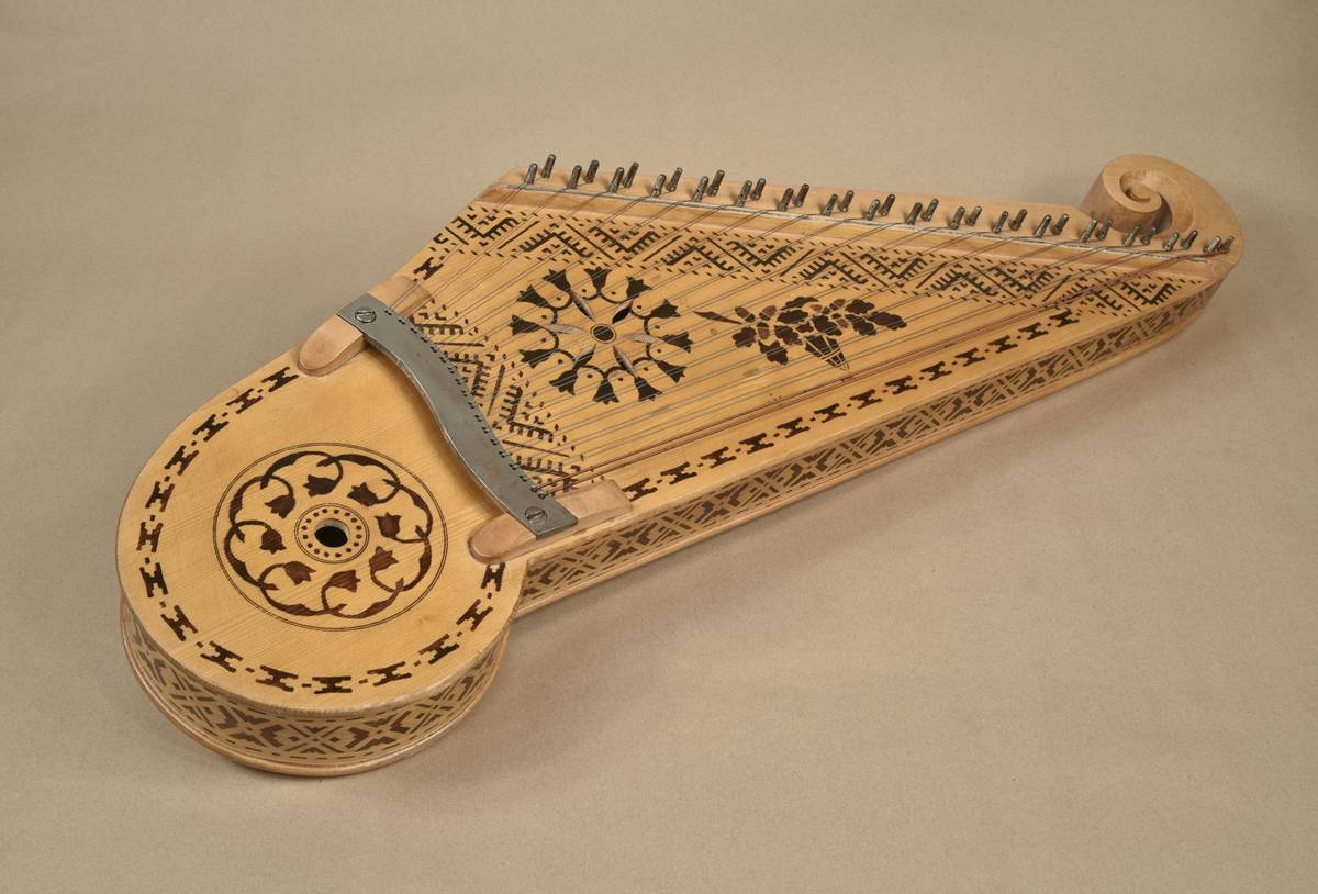 Кокле музыкальный инструмент латвийский. С гусли древней руси. Кантеле карельский музыкальный инструмент. Литовский канклес. Литовский струнный инструмент.